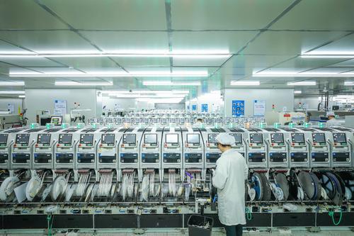 解鎖新技能 vivo升降式攝像頭竟能擰開瓶蓋，網(wǎng)友直呼太彪悍